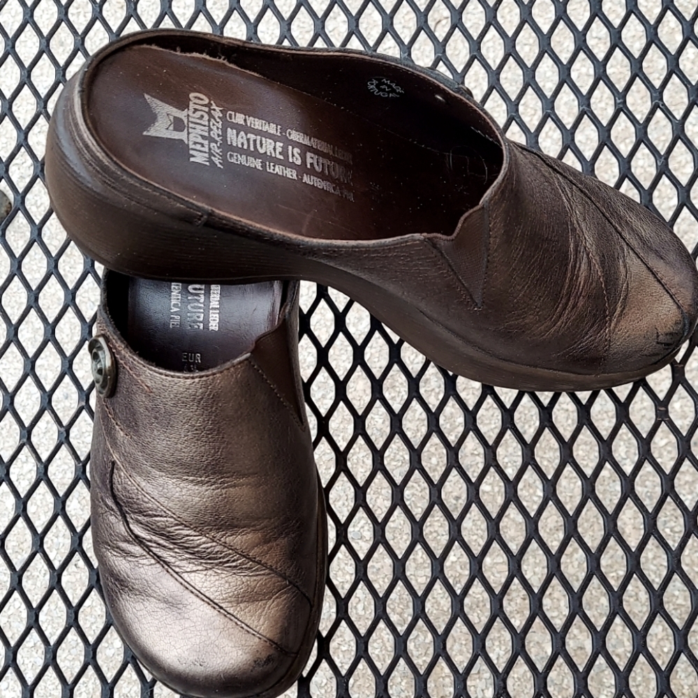 Like New MephistoGrace Style  Bronze Leather Clogs